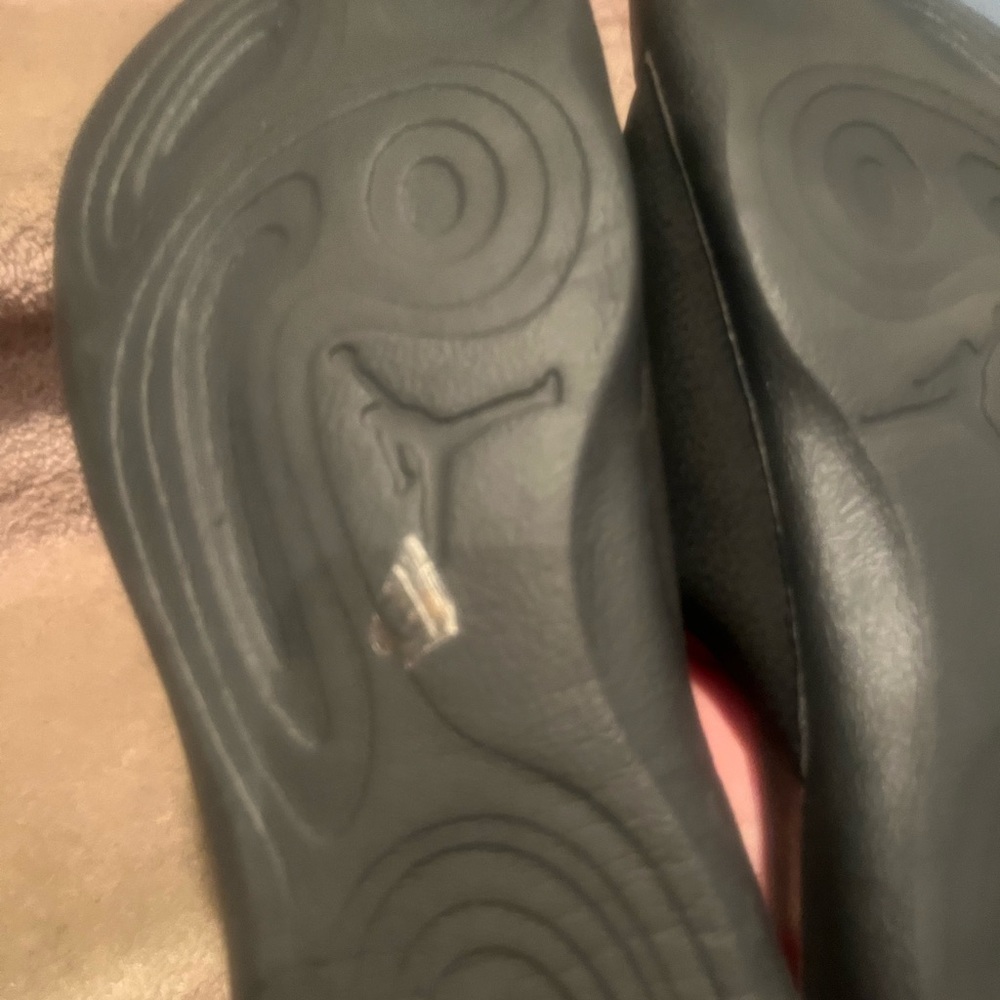 Jordan slides size 9 black. Beautiful and in great condition. So comfortable! - Picture 4 of 7